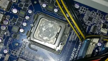 can you use 70 isopropyl alcohol to clean cpu?